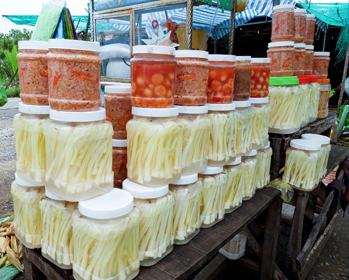 Bồn bồn tươi ngâm bán ở miền Tây