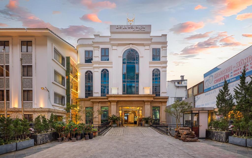 DeLaSol Sapa khách sạn 4 sao view phố núi