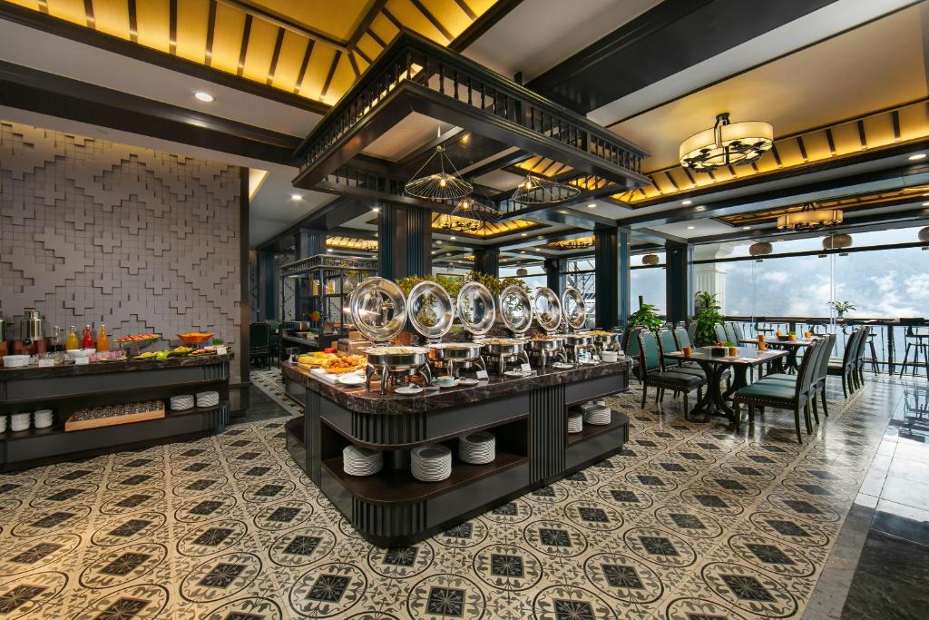 Nhà hàng view núi tại DeLaSol Sapa