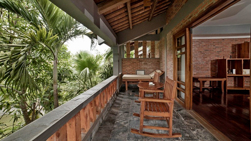 Ban công phòng nghỉ hướng thiên nhiên tại resort