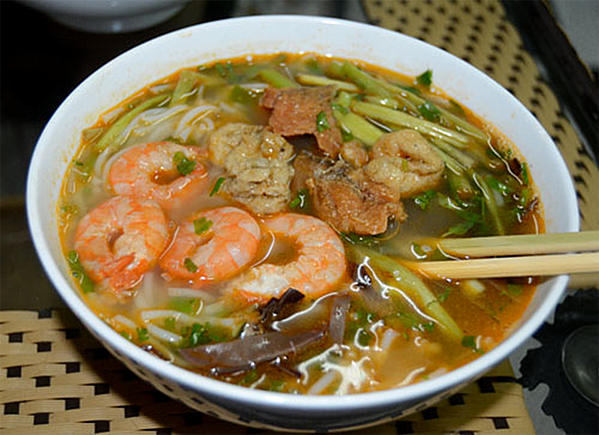 Bún tôm đặc sản Cát Bà có nước dùng ngọt sắc. Ảnh: Nguyên Chi