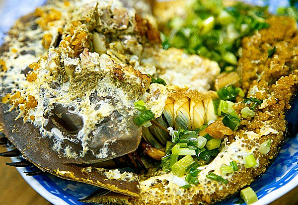 Sam biển nướng mỡ hành thơm nức mũi. Ảnh: Kienthuc