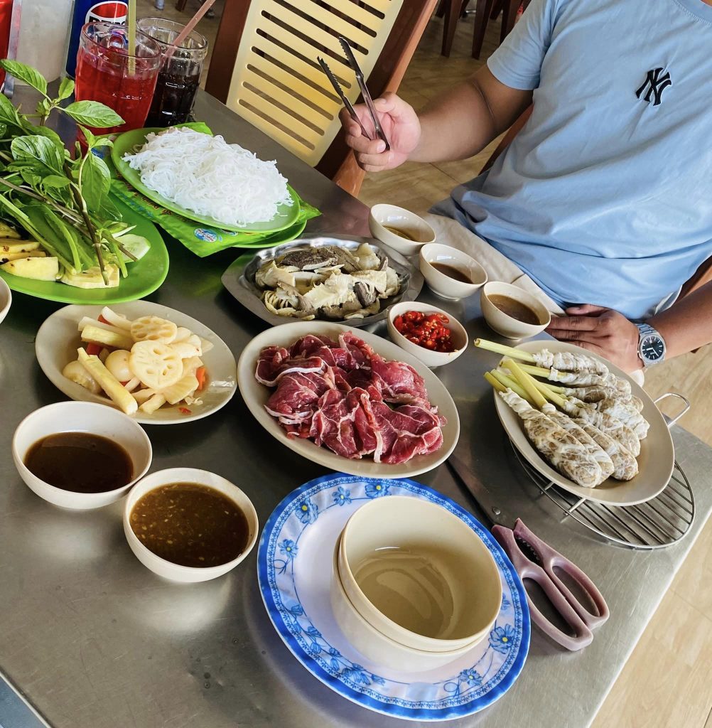 Các món bò tại quán Tư Thiêng
