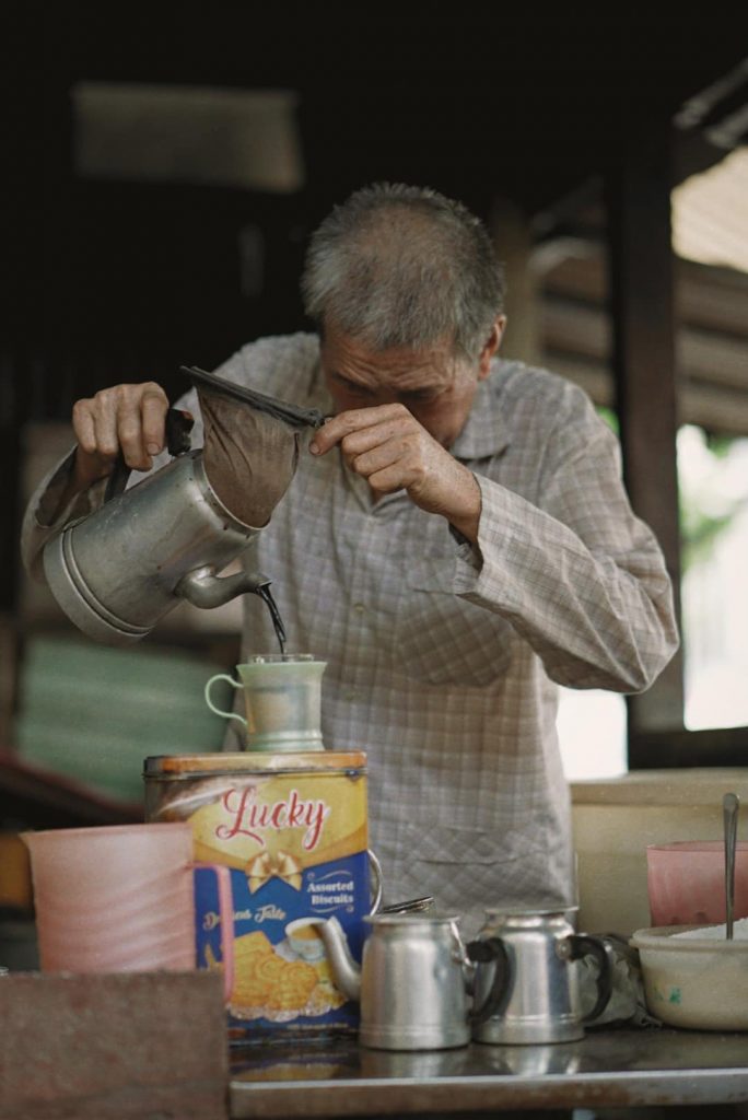 Pha cà phê vợt tại Châu Đốc