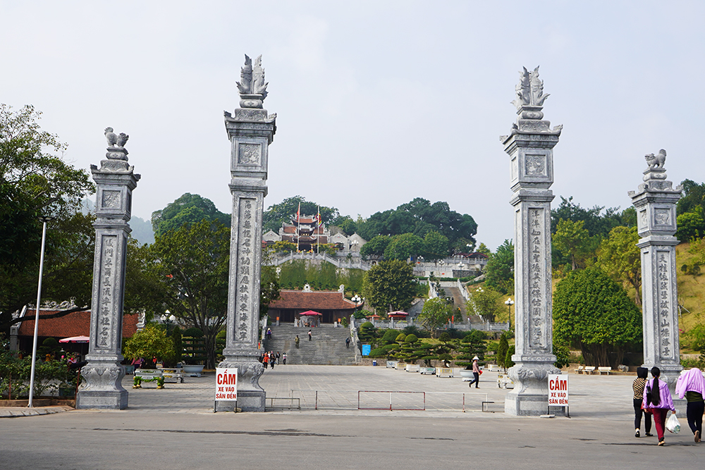 Cổng vào Đền Cửa Ông Quảng Ninh