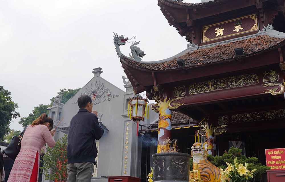 Khách thập phương viếng Đền Cửa Ông Quảng Ninh