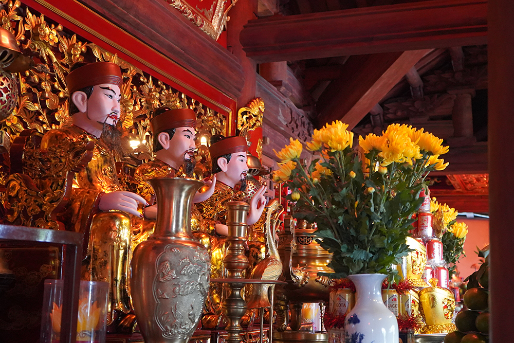 Tượng thờ tại Đền Cửa Ông Quảng Ninh