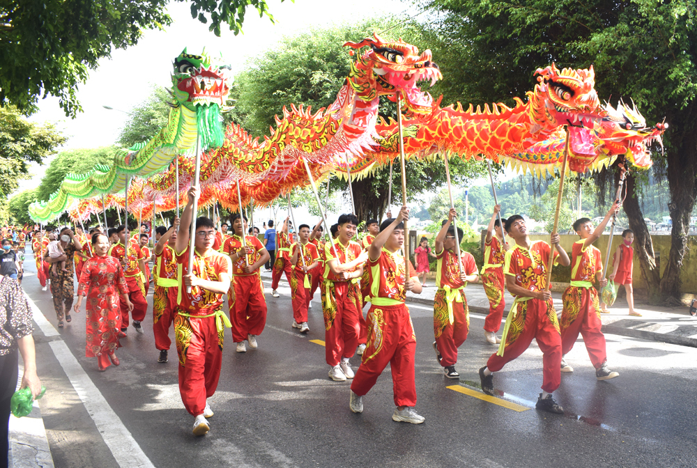 Đoàn múa rồng trong lễ hội. Ảnh: Báo Quảng Ninh.