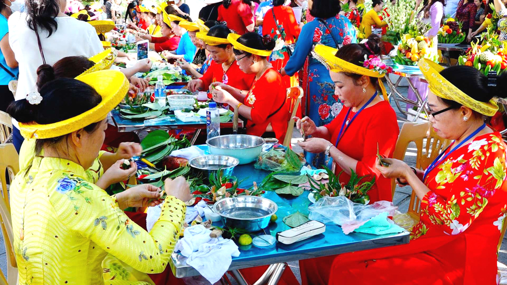 Cuộc thi têm trầu cánh phượng. Ảnh: Báo Quảng Ninh.