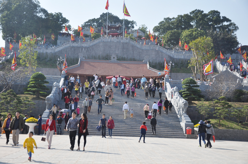 Đông đảo du khách tham quan đền. Ảnh: Báo Quảng Ninh.