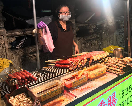 Thế giới ẩm thực ở Đài Loan phong phú đến mức bạn cần dành nhiều ngày dài và một chiếc bao tử thật to để “tiêu hóa” hết những món ăn ngon miệng trên. Trong food tour, đừng quên chụp thật nhiều ảnh đẹp để “sống ảo” trên Facebook, Instagram và khiến nhóm bạn ở nhà “phát thèm”. Theo đó, Huawei Y7 Prime với dung lượng lên đến 4.000 mAh, thời gian trải nghiệm lên đến 36 tiếng là lựa chọn phù hợp cho những chuyến đi dài ngày. Ảnh: Tuệ Thư.