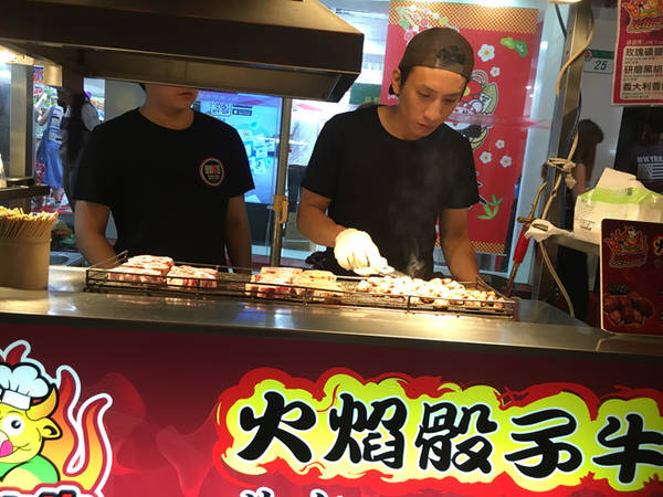 Một món bò khác bạn cũng không nên bỏ lỡ là bò nướng lửa hồng ở chợ đêm Sĩ Lâm (Shilin). Thịt bò thơm mềm, gia vị được nêm nếm vừa phải để giữ được chất ngọt tự nhiên của thịt. Ở phía ngoài chợ đêm, hãy thử tìm kiếm “soái ca” nướng thịt điệu nghệ như một nghệ sĩ này! Mỗi động tác của anh đầu bếp đều có tiết tấu nhịp nhàng tựa như đang biểu diễn một bài nhảy. Ảnh: Tuệ Thư.