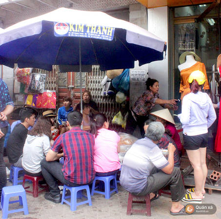 Không gian quán bánh đúc tàu Hải Phòng đông khách
