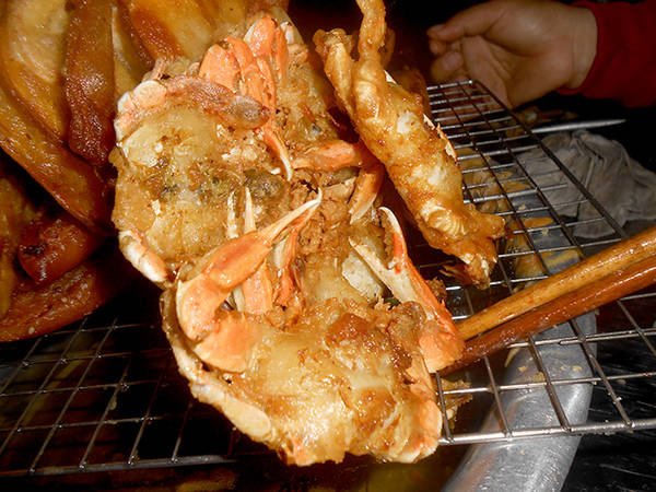 Bánh ghẹ xanh được sắp xếp lên các vỉ sắt rất bắt mắt để ráo dầu
