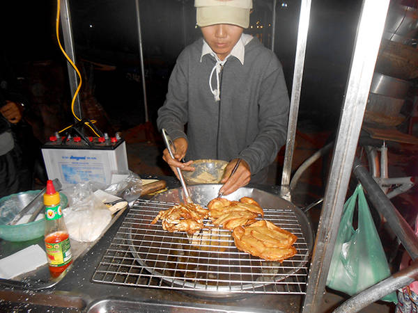 Chiếc xe đẩy và chảo to dùng để bán bánh ghẹ xanh