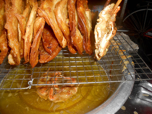 Bánh ghẹ xanh được chiên giòn trong chảo dầu thơm phức