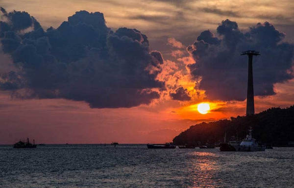 Hoàng hôn ở Phú Quốc lúc nào cũng đẹp. Góc này không thấy rõ lúc mặt trời cắt ngang đường chân trời, nhưng màu biển và không gian tuyệt vời, giống như cả hòn đảo này chỉ dành riêng cho vài người.