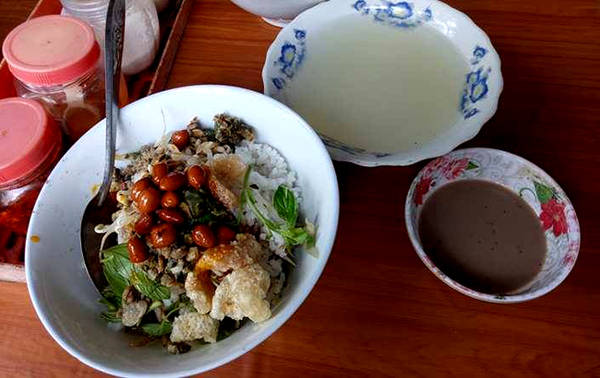 Thưởng thức cơm hến cồn Hến thơm ngon chuẩn vị khi du lịch Huế