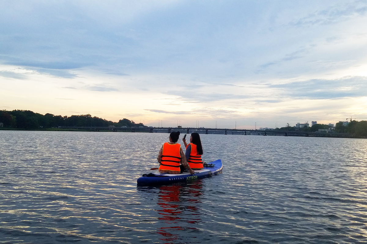 Khung cảnh yên bình thơ mộng khi chèo sup trên sông Hương
