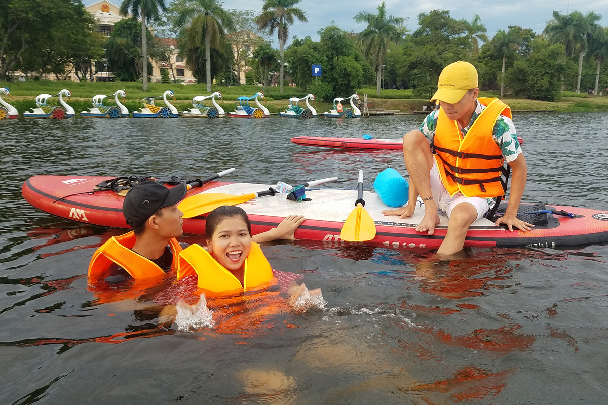 Tắm sông mát lạnh kết hợp hoạt động chèo sup trên sông Hương