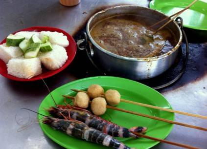 Nồi nước xốt đậu phộng đặc trưng ăn kèm satay celup