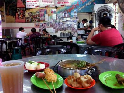 Du khách xếp hàng đợi ăn satay celup tại Melaka