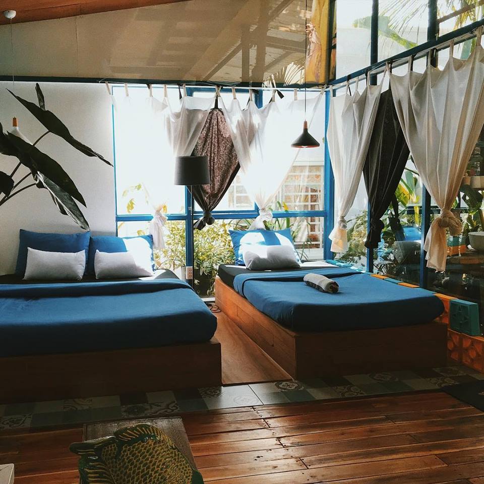 Không gian The Fish Homestay Cafe Phú Quốc thiết kế gỗ tự nhiên