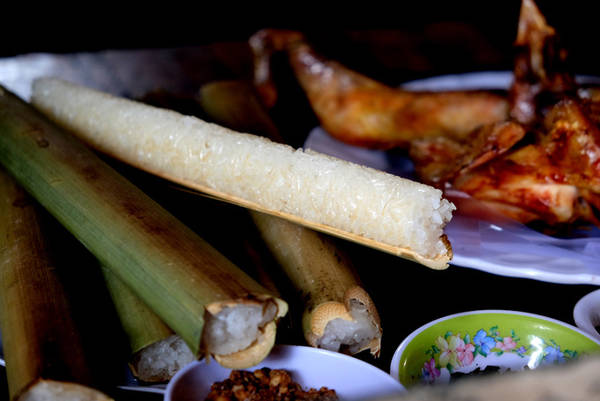 Muối lá é ăn với gà nướng Pleiku