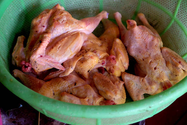 Gà nướng ăn với cơm lam được xem như một đặc sản đáng tự hào mà người Gia Lai thường giới thiệu với khách phương xa. Gà được người dân nuôi ở các mé rừng, với kiểu chăn thả tự do. Gà tại đây thịt săn chắc, da mỏng. Gà làm món nướng thường hơn 1kg, gà làm xong để ráo nước, được đâm thủng nhiều chỗ trên da trước khi ướp gia vị nên trông không đẹp mắt.