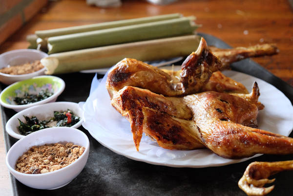 Tại Pleiku, gà nướng được bán ở một số quán nổi tiếng, chỉ cần hỏi bất cứ người dân địa phương nào bạn cũng được hướng dẫn tận tình. Khi khách đến ăn, người bán sẽ giới thiệu hai loại gà, gồm gà ta hoặc gà rừng lai gà ta. Theo những người sành ăn, nếu ăn nướng, muốn thịt mềm và không bị khô, bạn nên chọn loại gà ta. Gà rừng, hay còn gọi là gà thôn bản nên dùng để nấu cháo, trộn gỏi. Giá mỗi con gà nướng cùng cơm lam khoảng 300.000 đồng. Các quán ăn thường bán từ trưa đến nửa đêm.