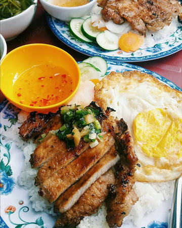 Dĩa cơm tấm đầy đủ với sườn nướng và chả tại Sài Gòn Dĩa cơm tấm đầy đủ với sườn nướng và chả tại Sài Gòn