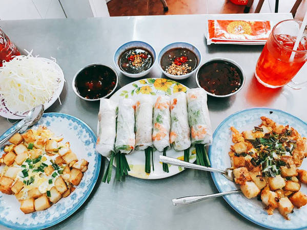 Gỏi cuốn Sài Gòn tươi ngon với tôm và thịt Gỏi cuốn Sài Gòn tươi ngon với tôm và thịt