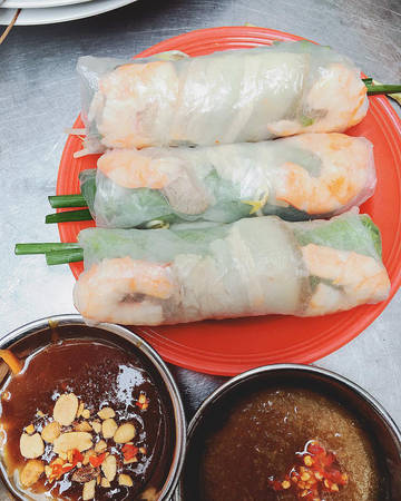 Gỏi cuốn Sài Gòn ăn bằng tay chấm đẫm nước chấm Gỏi cuốn Sài Gòn ăn bằng tay chấm đẫm nước chấm