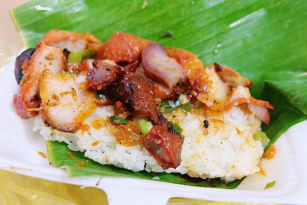Xôi mặn bày biện hấp dẫn trên xe đẩy Xôi mặn bày biện hấp dẫn trên xe đẩy