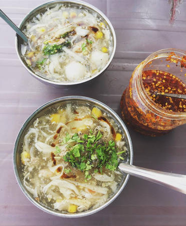 Súp cua Sài Gòn đầy đặn với thịt cua và trứng cút Súp cua Sài Gòn đầy đặn với thịt cua và trứng cút