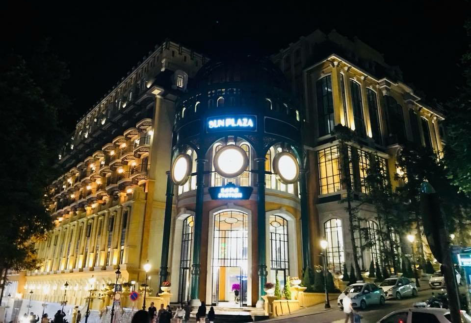 Sun Plaza khi lên đèn lung linh giữa thị trấn Sapa (Ảnh: Nhật Lệ)