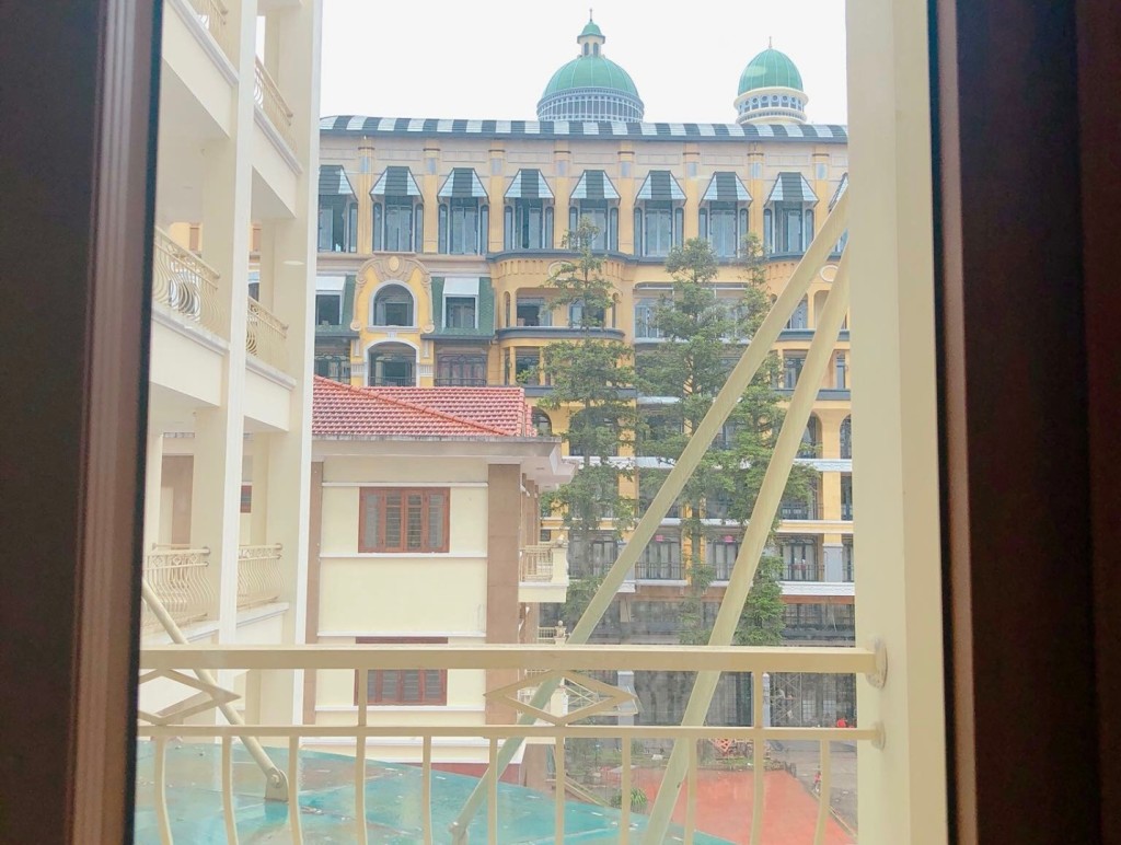View từ trong nhà nghỉ nhìn ra Sun Plaza (Ảnh: Nhật Lệ)