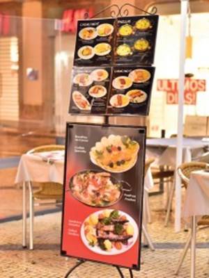 Thực đơn cơm paella Tây Ban Nha được quảng cáo trước nhà hàng