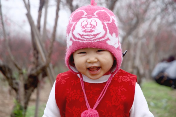 Các cô bé, cậu bé cũng rất háo hức khi được chụp ảnh cùng với vườn đào đang nở rộ.