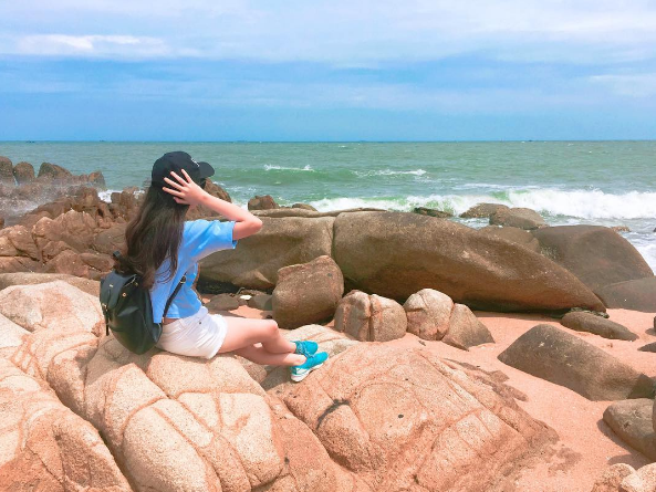 Bãi biển hoang sơ đèo Nước Ngọt