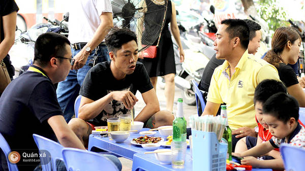 Không gian quán ăn đồ Trung Hoa Hà Nội buổi tối