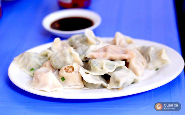 Sủi cảo gồm có các loại: nhân thịt-rau-hẹ, nhân tôm-trứng-hẹ, nhân thịt-cải thảo, nhân thịt-rau cần, nhân thịt-hành.