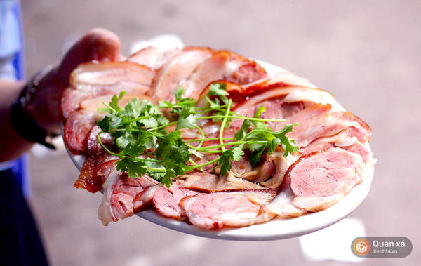 Móng giò hấp tương thơm.