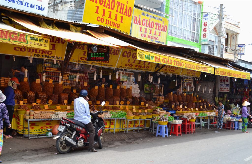 Chợ mắm Châu Đốc nơi mua quà An Giang