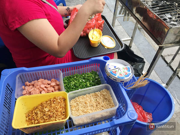 Bếp nướng than củi của quán trứng chén nướng Hà Nội