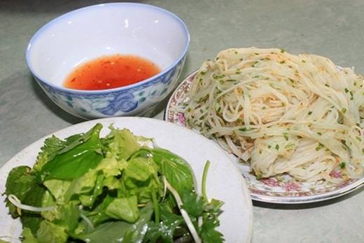 Bánh dây được làm từ bột gạo cũ (tức gạo thu hoạch từ nhiều tháng trước). (Nguồn: Internet)