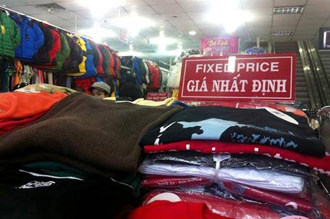 Giá niêm yết và nhân viên rành tiếng Nga tại chợ Sài Gòn