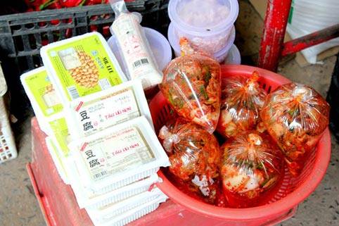 Tàu hũ non và kim chi chuẩn Hàn Quốc ở chợ Sài Gòn