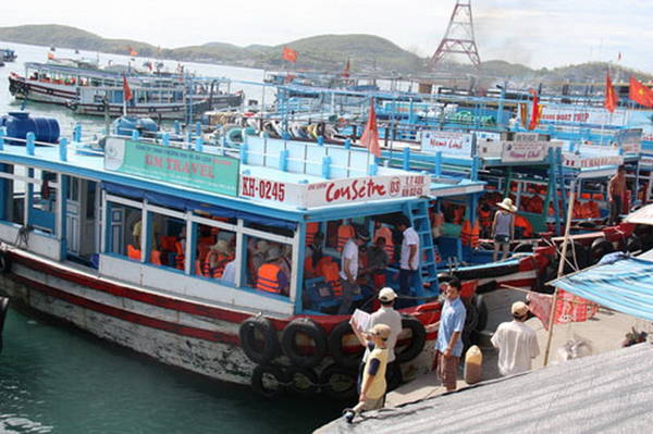 Khung cảnh tàu bè neo đậu tại bến Cầu Đá Nha Trang