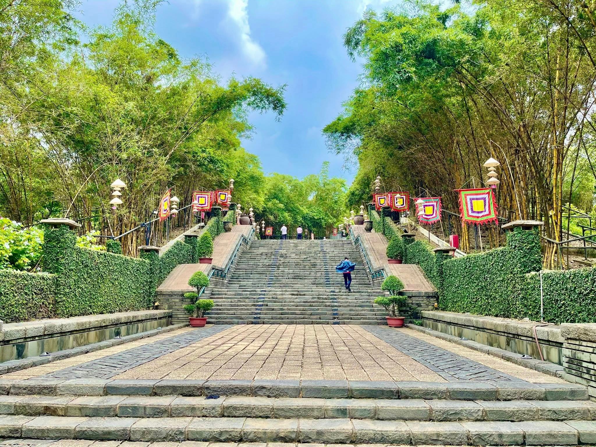 Lối vào đền tưởng niệm các Vua Hùng khi đi đâu chơi dịp Giỗ Tổ Hùng Vương ở TP.HCM